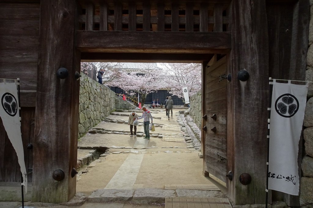 24-Entrance Matsuyama Castle.jpg -                                
